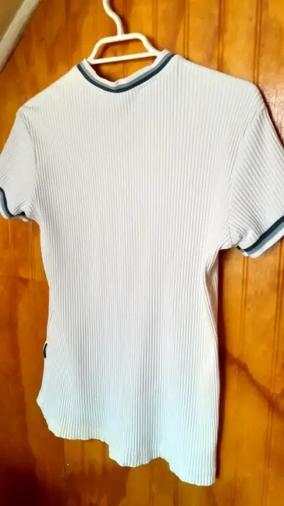 Polera blanca Ellesse con cuello en V - miniatura 2