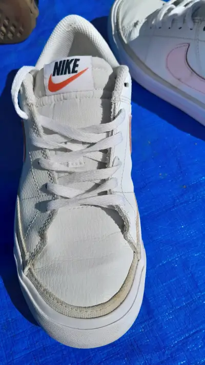 Zapatillas deportivas Nike blancas con logo - miniatura 1