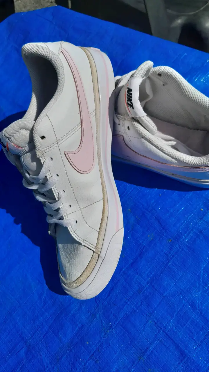 Zapatillas deportivas Nike blancas con logo - 2