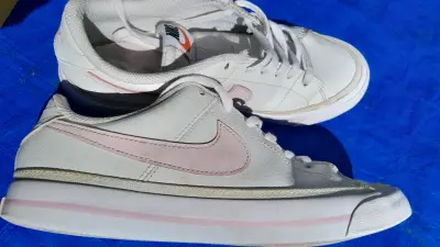 Zapatillas deportivas Nike blancas con logo - miniatura 3