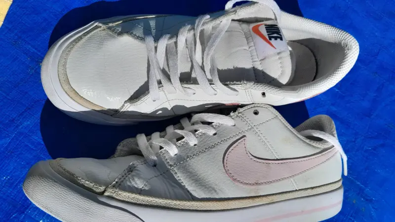 Zapatillas deportivas Nike blancas con logo - 4