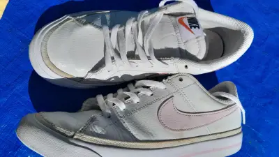 Zapatillas deportivas Nike blancas con logo - miniatura 4