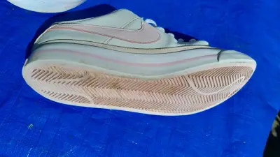 Zapatillas deportivas Nike blancas con logo - miniatura 5