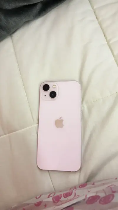 iPhone 13 rosa en buen estado con 3 fundas - miniatura 1