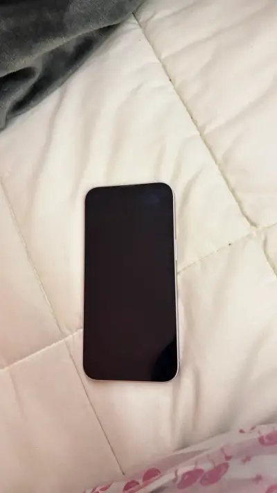 iPhone 13 rosa en buen estado con 3 fundas - miniatura 2