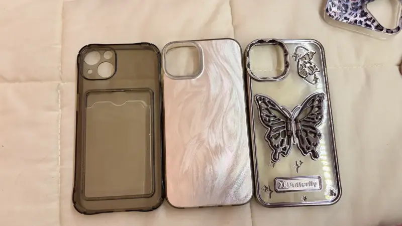iPhone 13 rosa en buen estado con 3 fundas - 3