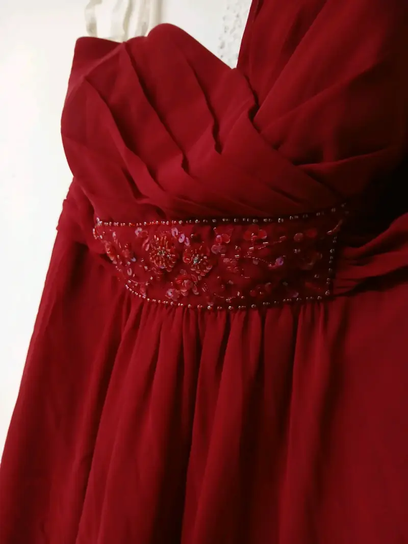 Vestido de fiesta rojo con detalles bordados - 2