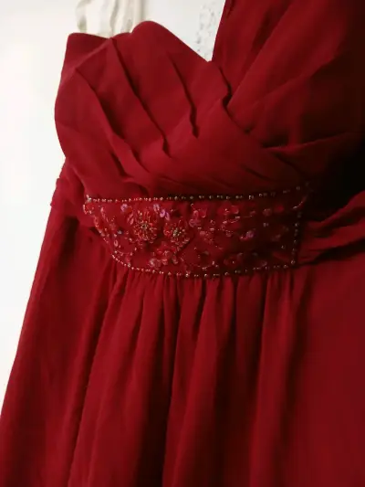 Vestido de fiesta rojo con detalles bordados - miniatura 2