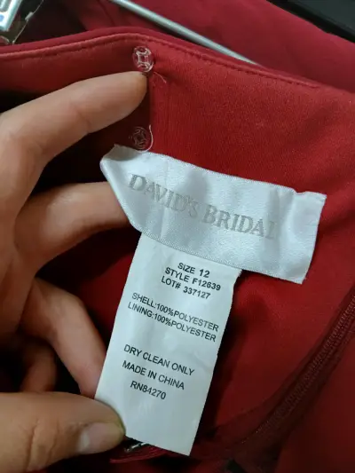 Vestido de fiesta rojo con detalles bordados - miniatura 3