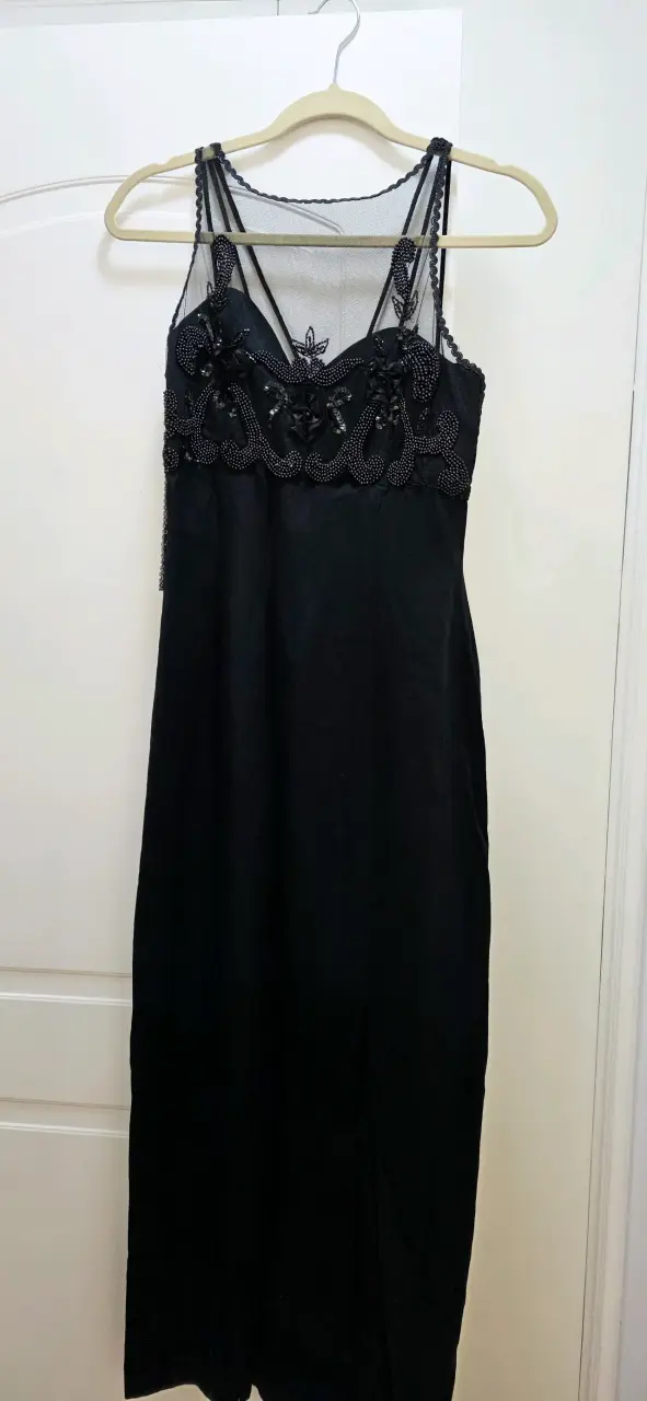 Vestido negro elegante con encaje y bordado - 1