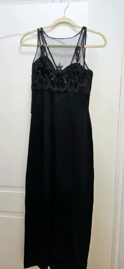 Vestido negro elegante con encaje y bordado - miniatura 1