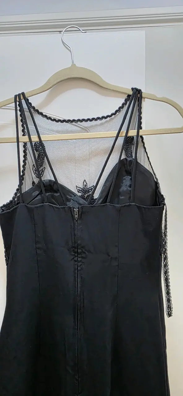 Vestido negro elegante con encaje y bordado - 2