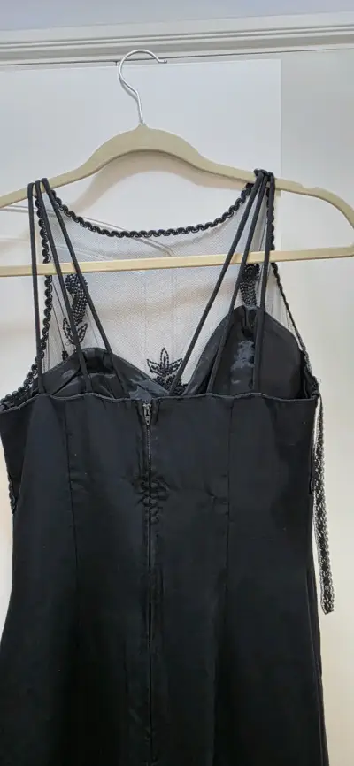 Vestido negro elegante con encaje y bordado - miniatura 2