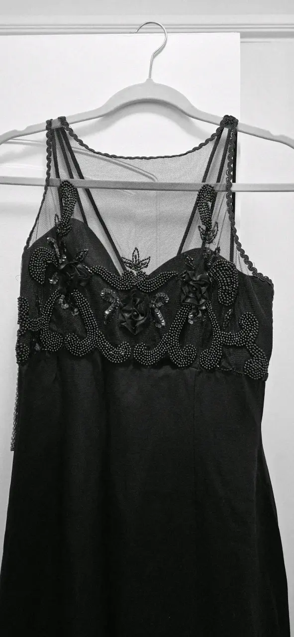 Vestido negro elegante con encaje y bordado - 3