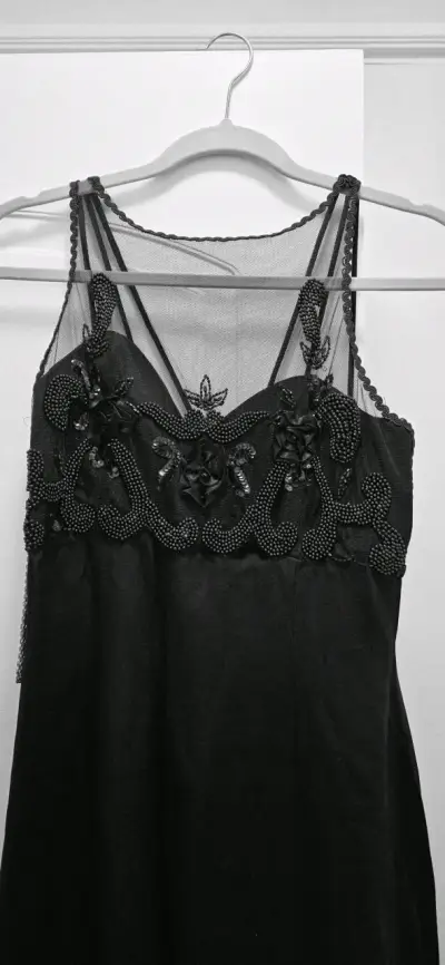 Vestido negro elegante con encaje y bordado - miniatura 3