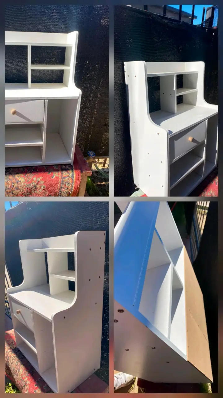 Escritorio blanco con estantes y cajón
