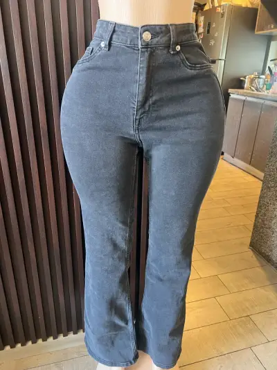 Jeans acampanados gris oscuro para mujer - miniatura 1