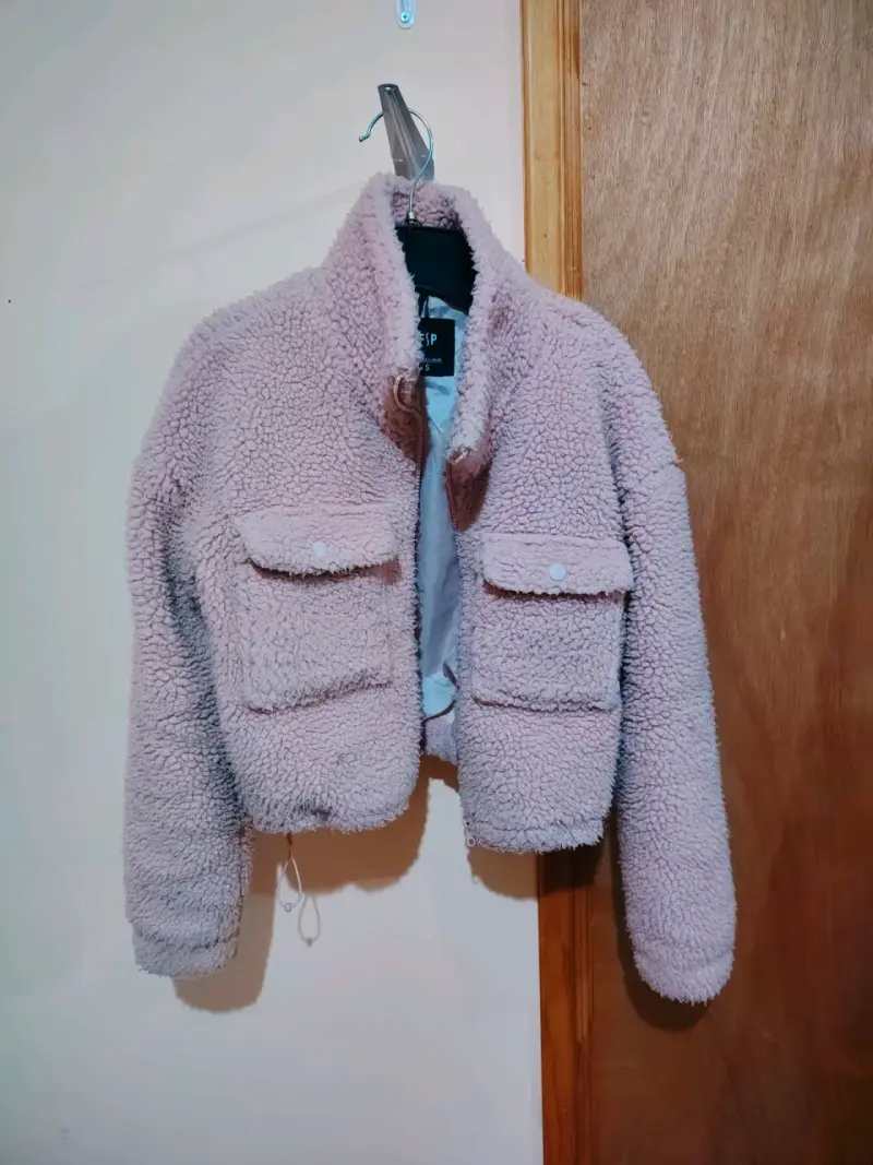 Chaqueta de lana sintética rosada para mujer