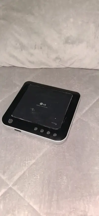 Reproductor de DVD compacto LG en buen estado - miniatura 1