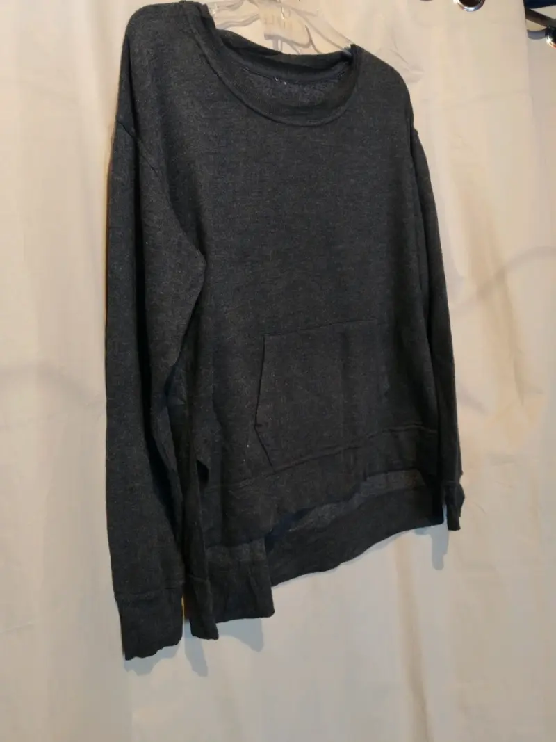 Polerón gris oscuro con bolsillo delantero