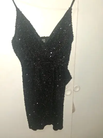 Vestido negro con lentejuelas para fiesta - miniatura 1