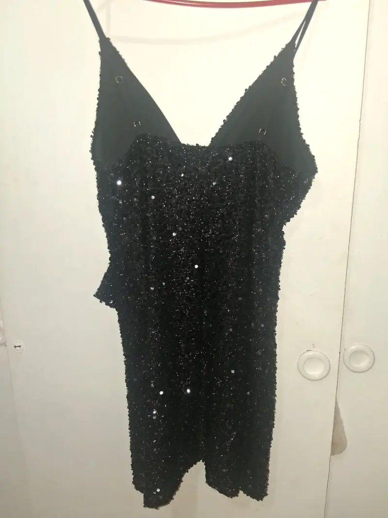 Vestido negro con lentejuelas para fiesta - 2