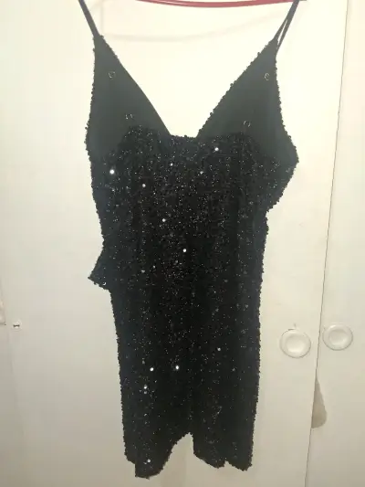 Vestido negro con lentejuelas para fiesta - miniatura 2