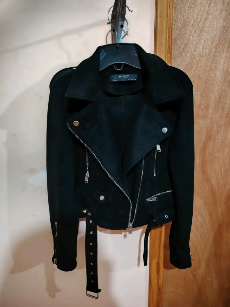 Chaqueta negra estilo biker con cinturón