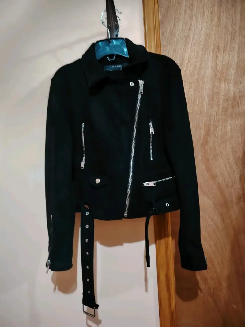 Chaqueta negra estilo biker con cinturón - 2