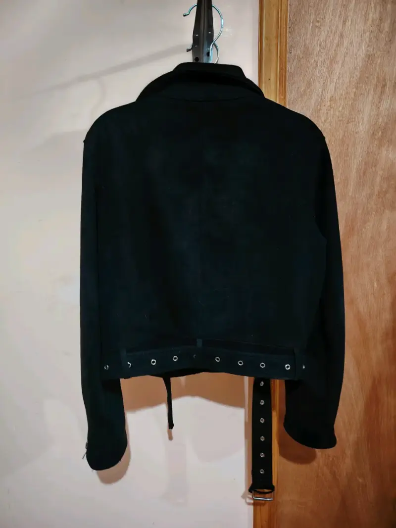 Chaqueta negra estilo biker con cinturón - 3