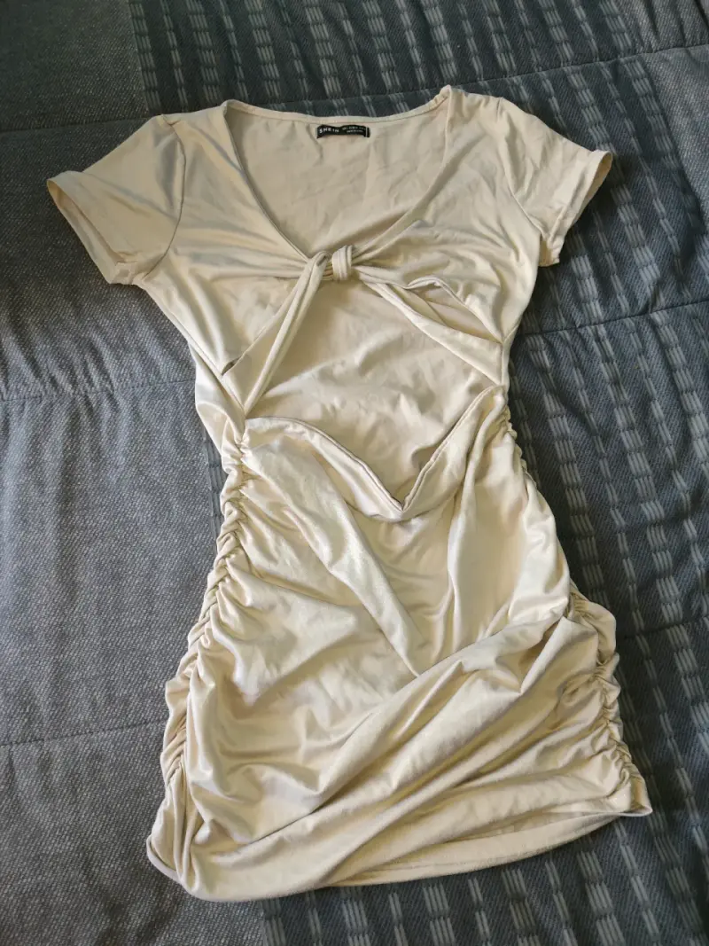 Vestido ajustado beige con detalle de nudo - 1