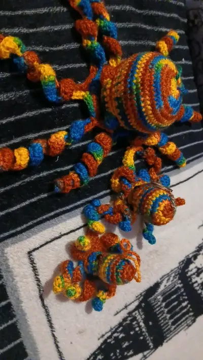 Pulpos de crochet multicolor artesanales - miniatura 1