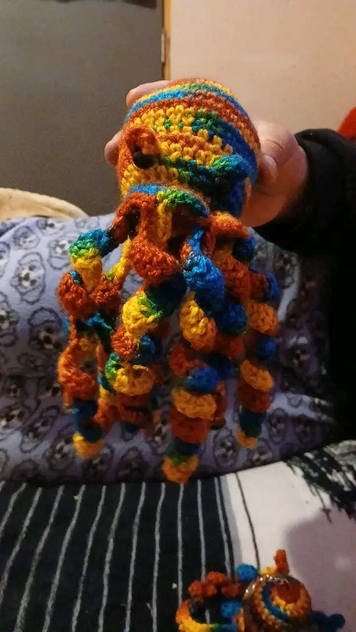 Pulpos de crochet multicolor artesanales - 2