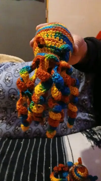 Pulpos de crochet multicolor artesanales - miniatura 2