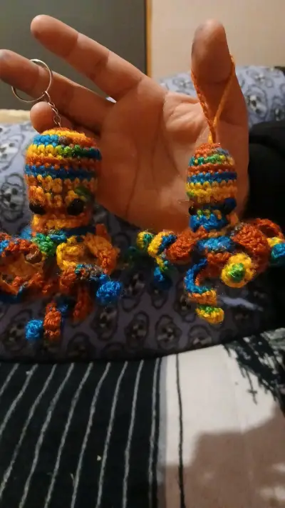 Pulpos de crochet multicolor artesanales - miniatura 3