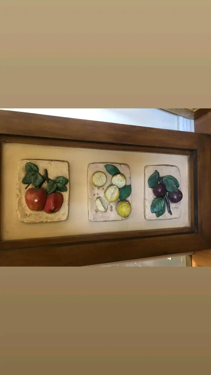 Cuadro decorativo con frutas en relieve