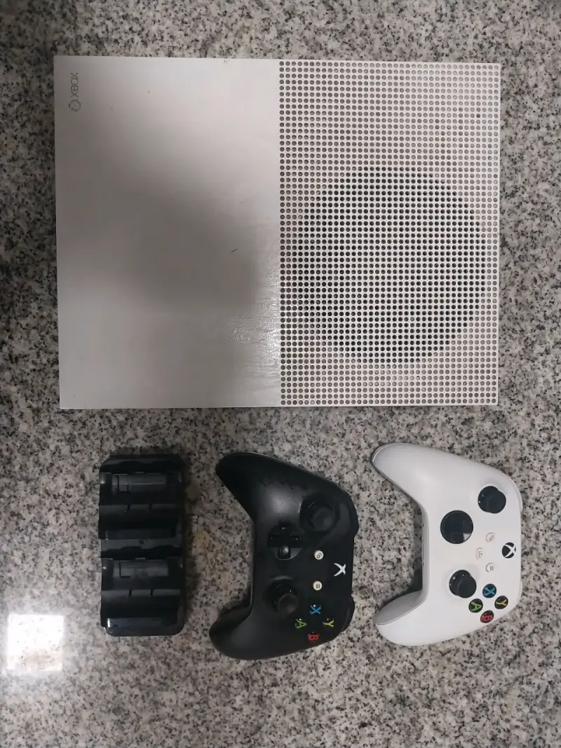 Consola Xbox One S 1tb  con dos controles y cables