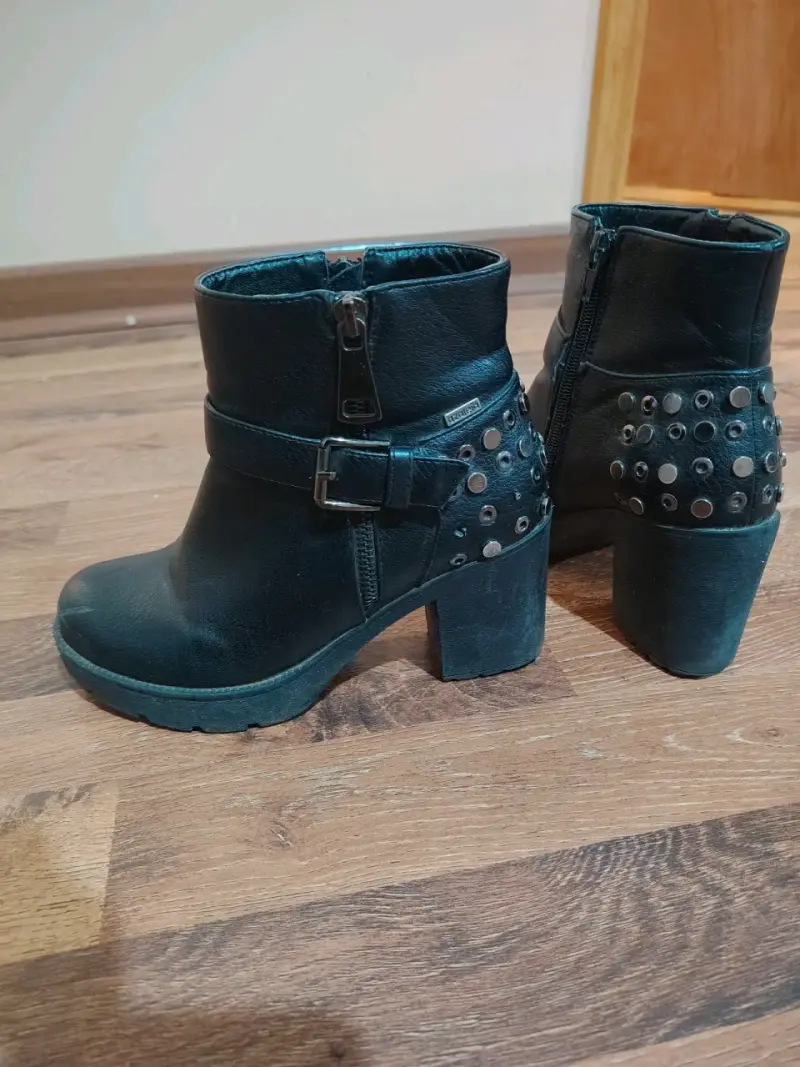 Botines de eco cuero con tachas para mujer