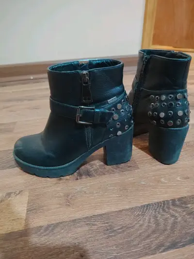 Botines de eco cuero con tachas para mujer - miniatura 1
