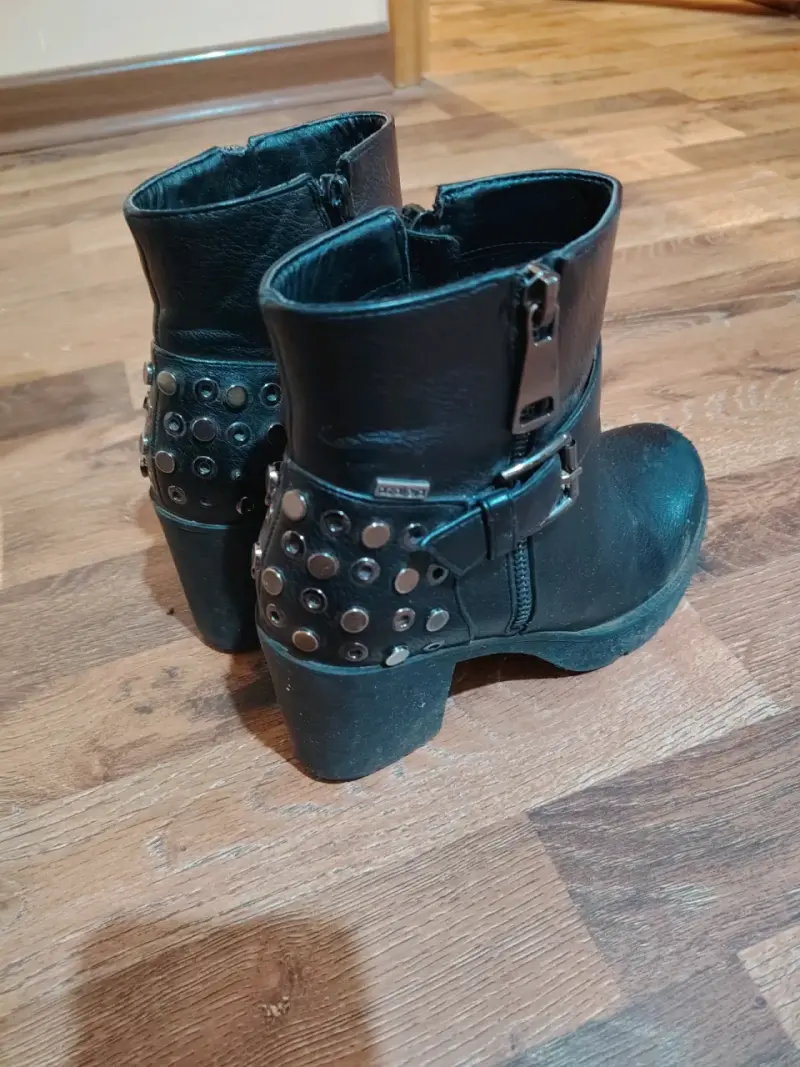 Botines de eco cuero con tachas para mujer - 2