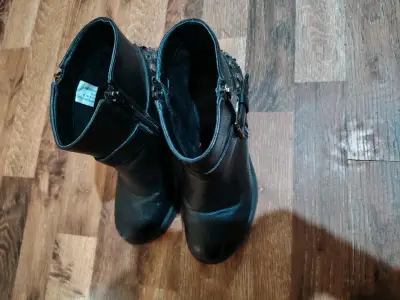 Botines de eco cuero con tachas para mujer - miniatura 3