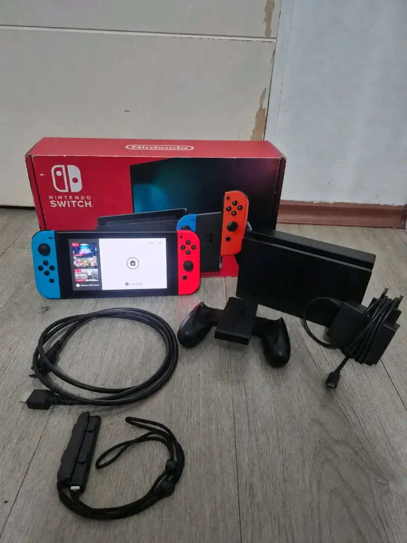 Consola Nintendo Switch con Joy-Con Rojo y Azul