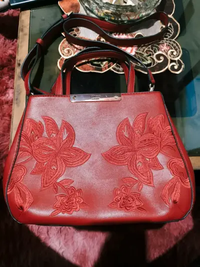 Bolso rojo Guess con diseño floral bordado - miniatura 1