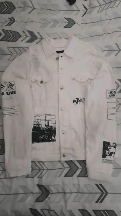 Chaqueta de mezclilla blanca con estampados gráficos - miniatura 1