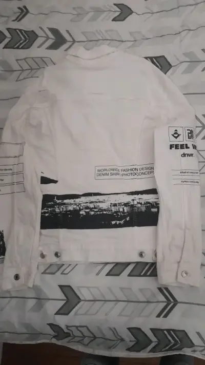 Chaqueta de mezclilla blanca con estampados gráficos - miniatura 2
