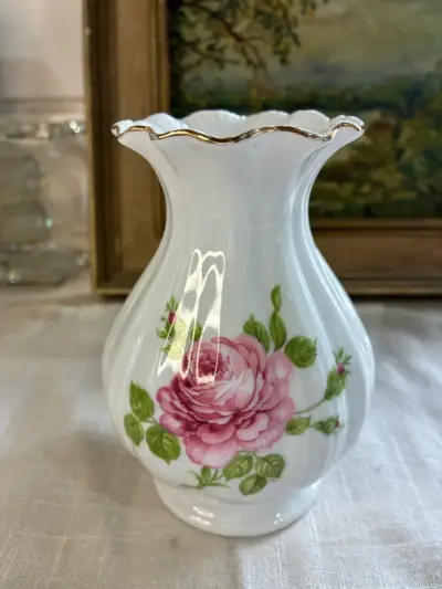 Florero de porcelana con diseño floral y borde dorado - miniatura 1
