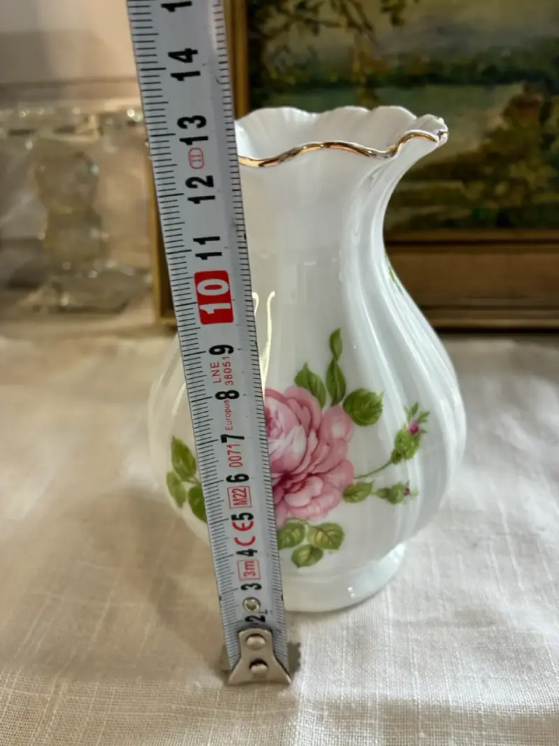 Florero de porcelana con diseño floral y borde dorado - 2