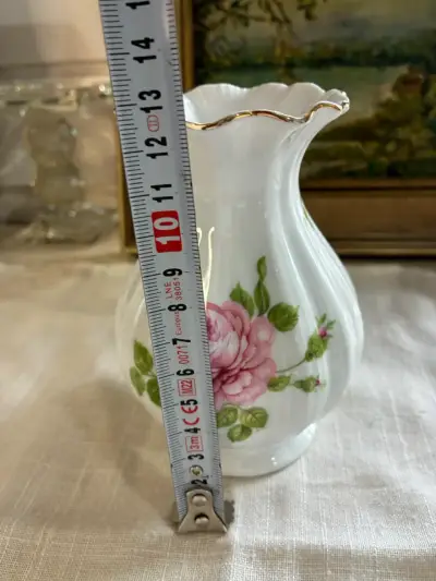 Florero de porcelana con diseño floral y borde dorado - miniatura 2