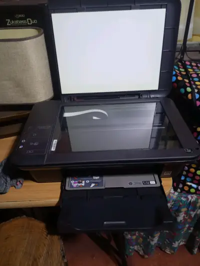 Impresora multifuncional HP Deskjet 2050 - miniatura 2