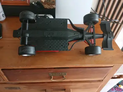 Auto a control remoto de Fórmula 1 rojo - miniatura 1